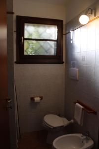 Kúpeľňa v ubytovaní Casa "Ale" con piscina comune e bellissimo giardino a 5 minuti dal mare