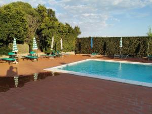 Bazén v ubytovaní Casa "Ale" con piscina comune e bellissimo giardino a 5 minuti dal mare alebo v jeho blízkosti