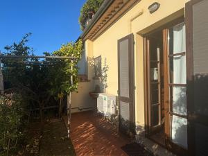 wejście do domu z otwartymi drzwiami w obiekcie Casa "Ale" con piscina comune e bellissimo giardino a 5 minuti dal mare w mieście Cecina