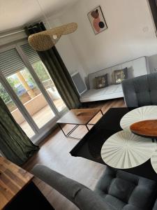 a living room with a couch and a table at Appartement, Cozy trois in Toulouse