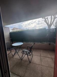 a view of a table and chairs in a balcony at Appartement, Cozy trois in Toulouse