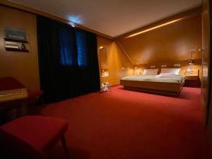 Posteľ alebo postele v izbe v ubytovaní Honolulu Hotel