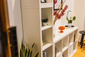 una estantería blanca con macetas. en Dimora De Gasperi, en Bari