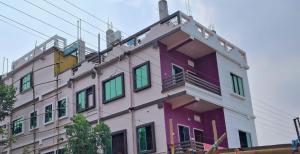 un bâtiment avec de nombreuses fenêtres sur le côté dans l'établissement Prime Inn Guest House, à Agartala