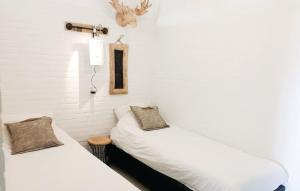 two beds in a room with white walls at Vakantiewoning Bruinisse aan Jachthaven Zeeland, VP012 in Bruinisse +50 photos