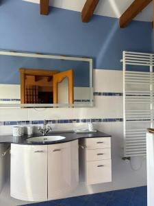 Kuchnia lub aneks kuchenny w obiekcie Cosy house with jacuzzi in Zugarramurdi