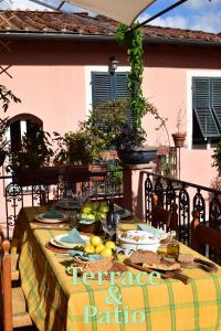 stół z żółtą i zieloną tkaniną w obiekcie Il Carmine Charme & Terrace with AC w Lukce