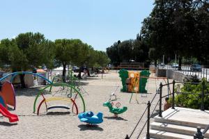 een speeltuin met veel verschillende soorten speeltoestellen bij Villa Alternus-apartman Dora in Ičići