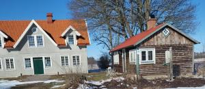 a small house with a red roof at Järnvägshotellet in Broddetorp