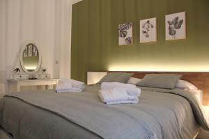 サレルノにあるNina Suitesのベッドルーム1室(大型ベッド1台、枕2つ付)