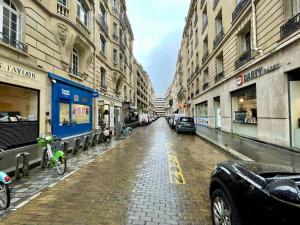 una calle de la ciudad con edificios y un coche aparcado en la calle en Studio Tour Eiffel La Muette, en París