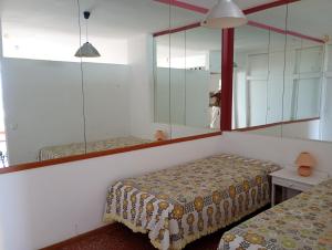 Una cama o camas en una habitación de Apartamento Paseo Las Canteras y piscina 15 fotos más