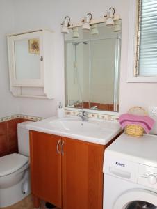 Un baño de Apartamento Paseo Las Canteras y piscina