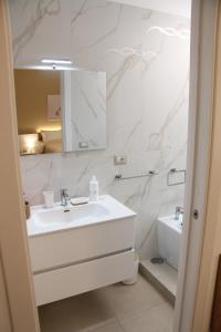 サレルノにあるNina Suitesの洗面台とトイレを備えた白いバスルーム +15枚の写真