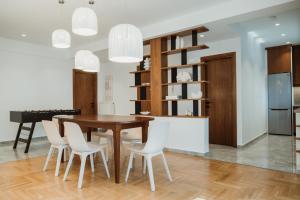 Kuchyň nebo kuchyňský kout v ubytování iKu Urban Apartment