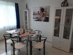 a dining room with a glass table and chairs at Apartment Schlickendorf 110 m für 4 Personen komplett ausgestattet in Krems an der Donau