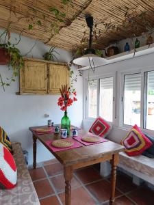 una sala de estar con una mesa y un sofá en Alojamiento Rural Casa Águila con piscina privada para 6 personas, en Los Valverde