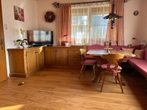 Televiisor ja/või meelelahutuskeskus majutusasutuses Hotel Kammerhof