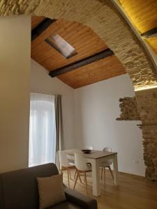 a living room with a table and chairs at Il Centro Storico in Grottole
