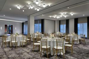 a conference room with tables and chairs and tablesearcher at Hotel Celare, Cincinnati Midtown, a Tribute Portfolio Hotel in Cincinnati