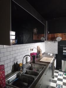 Η κουζίνα ή μικρή κουζίνα στο Habitación en Casita, PH
