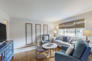 Una sala de estar con un sofá y un televisor. en Coastal Holly Retreat, en Holly Hill