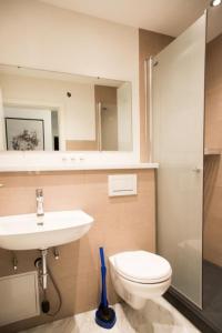 FriedenweilerにあるFerienwohnung am Waldrandの洗面台、トイレ、鏡のあるバスルーム