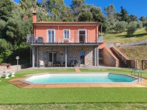 a villa with a swimming pool in front of a house at "Casa Parletto" - Villa Esclusiva con Piscina in Caldana