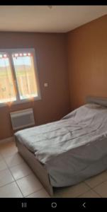 En eller flere senge i et værelse på La maison la calade + 1 billede