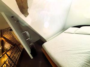 Piccola camera con letto e scala di Résidence du Palais a Bourges