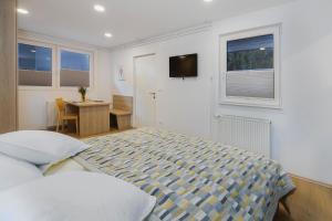 ein Schlafzimmer mit einem Bett, einem Schreibtisch und einem Tisch in der Unterkunft Apartment Bernik II in Kranjska Gora