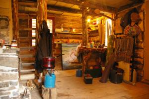 a room with a table and a chair in a cabin at Holiday Park Zelenkovac in Podrašnica