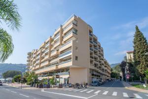 un gran edificio al costado de una calle en Beaurivage, en Menton