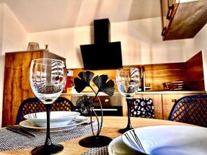a table with two empty wine glasses on it at Annecy calme proche centre parking gratuit in Annecy