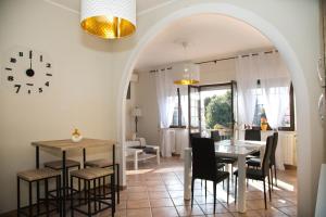 a dining room with an archway and a table and chairs at Le Floreali - Casa Camomilla in Bolsena