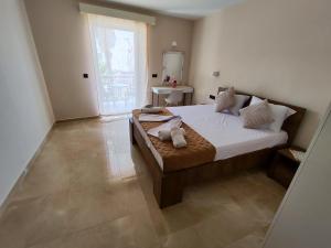 een slaapkamer met een bed met handdoeken erop bij YANNA Studios & Apartments in Tsilivi +56 foto's