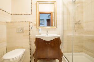 a bathroom with a toilet and a sink and a shower at Dworek Stara Szkoła in Bełchatów