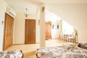a bedroom with a bed and a dining room at Dworek Stara Szkoła in Bełchatów