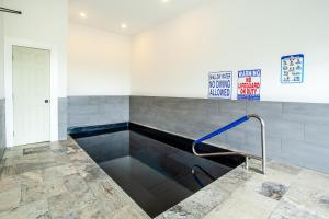 ein Pool in einem Zimmer mit einem Schild an der Wand in der Unterkunft Bearly Haus -Views, Hot Tub, Pool & Xbox! in Pigeon Forge