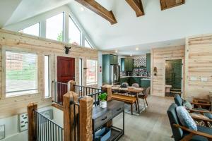 eine Küche und ein Wohnzimmer mit Holzwänden und Fenstern in der Unterkunft Bearly Haus -Views, Hot Tub, Pool & Xbox! in Pigeon Forge