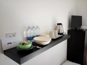 a black counter with a bowl and bottles of water at L'Altra Modica Locazione Turistica in Modica