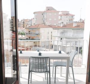 ロザスにあるGlobal Immo 3355 Solanaの眺めの良いバルコニーにテーブルと椅子が置かれている