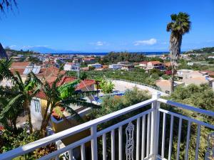 een balkon met uitzicht op de stad bij YANNA Studios & Apartments in Tsilivi