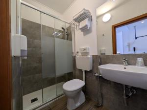 Koupelna v ubytování Hotel Piccolo