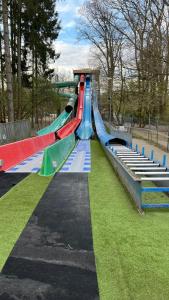 un parco giochi con uno scivolo in un parco di Ferienhaus Sonnenuntergang Nähe Freizeitpark Schloss Dankern Dankernsee a Düne