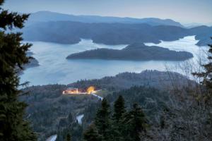 BelokomitiKtima Alonaki的大片水域中间的岛屿