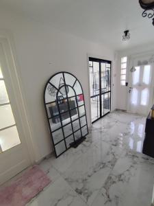 Arnouville-lès-GonesseにあるMaison Meublée 4 chambres proche aéroports Bourget et Roissy CDG et Salon des expositions Villepinteの大理石フロアの客室です。 +2枚の写真