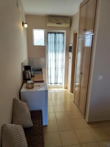 een keuken met een aanrecht en een koelkast in de kamer bij YANNA Studios & Apartments in Tsilivi