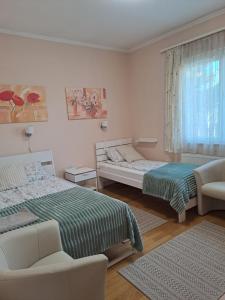 韦切什Lena apartment - Lena two bedroom apartment的有两张床和一扇窗户的卧室