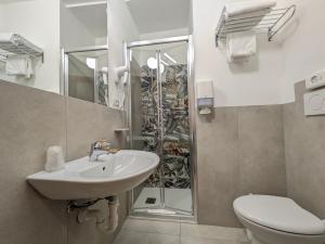 Koupelna v ubytování Hotel Piccolo